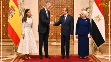 لقطة تاريخية.. الرئيس السيسي وقرينته في ظهور مشترك مع ملك وملكة إسبانيا بجوار أهرامات الجيزة 1